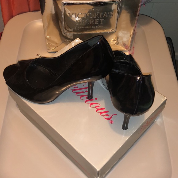 Delicious Black Patent Peep Toe Heels Women’s Size 7 - Picture 3 of 4